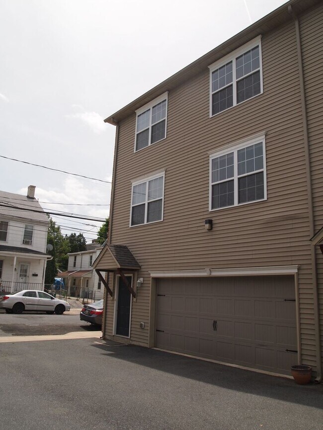 Building Photo - 39 E Garrison St