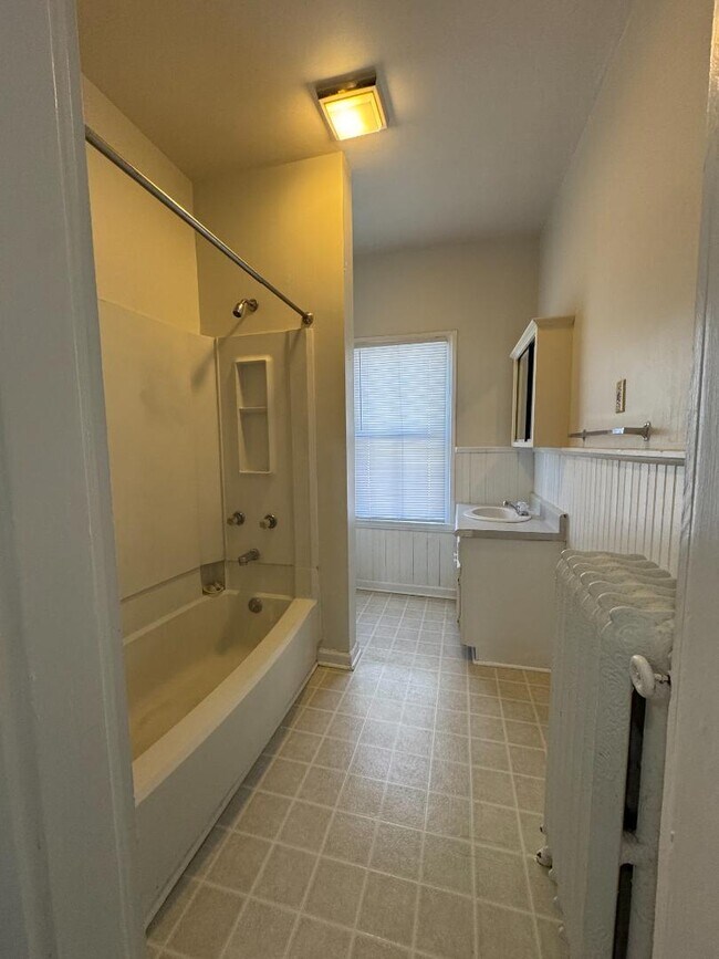 Building Photo - 301 W Beverley St