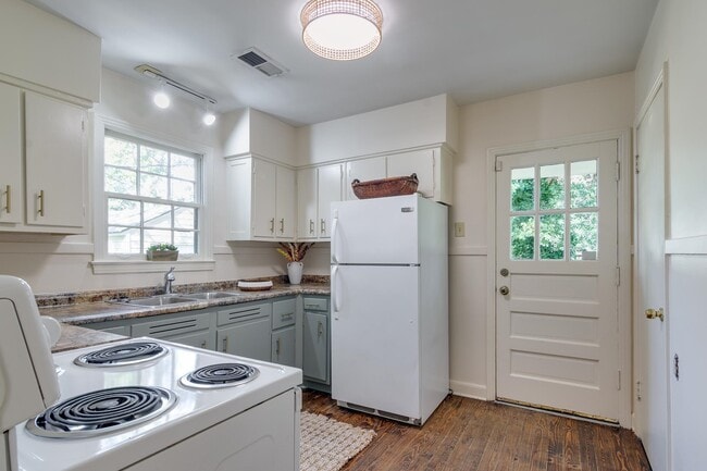 Building Photo - 695 Berry Rd