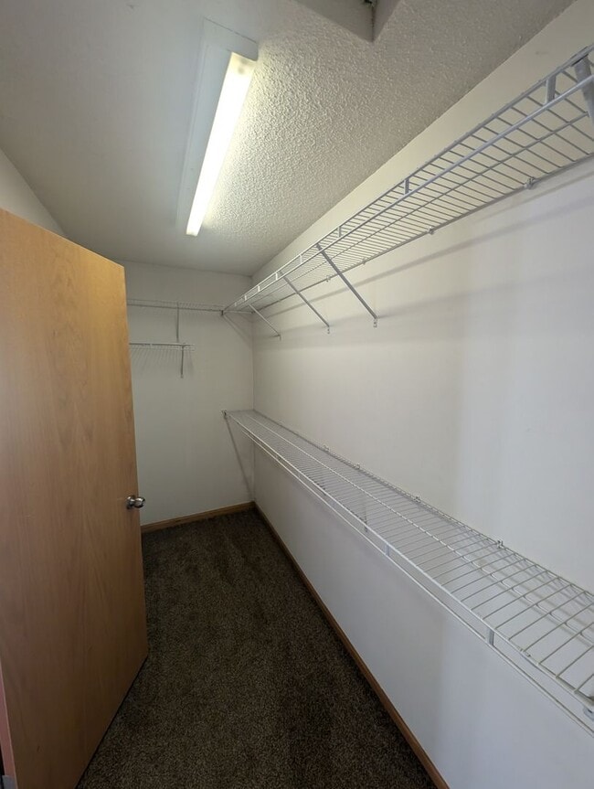 Building Photo - Updated 3BR Townhome in Eagan – Close to S...