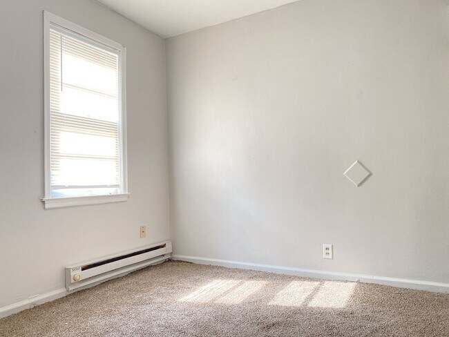 Building Photo - Cozy 4 bed 1.5 bath with a detached garage