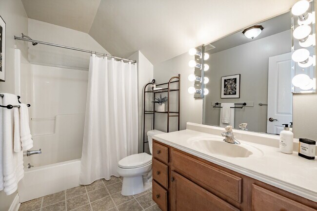 Building Photo - Charming, Spacious 5-Bedroom Home in York ...