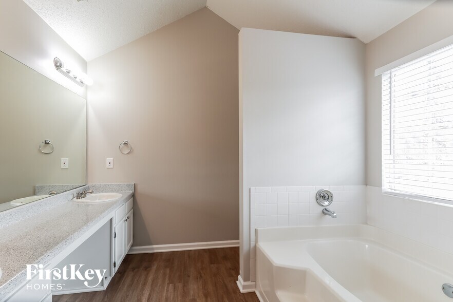 Building Photo - 3217 Ivy Lake Ct