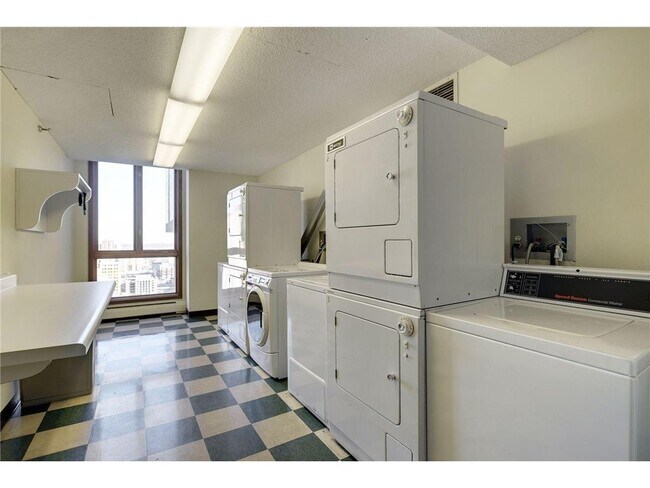 Building Photo - 433 S 7th St