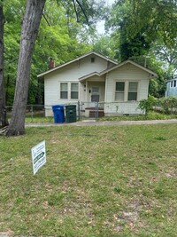 Building Photo - 824 Meadow St
