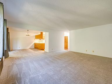 Building Photo - Natural light in this 2 bedroom 1 bath condo.