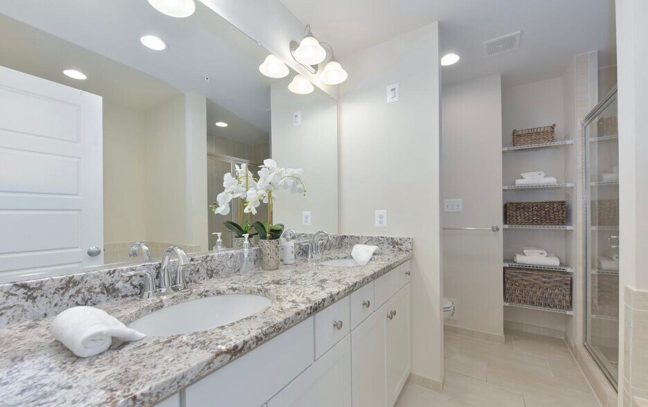 Building Photo - 12611 Macaulay St