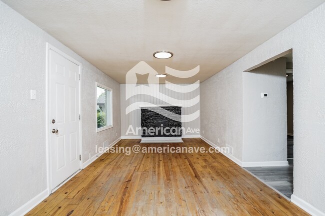 Building Photo - 5920 N 68th St