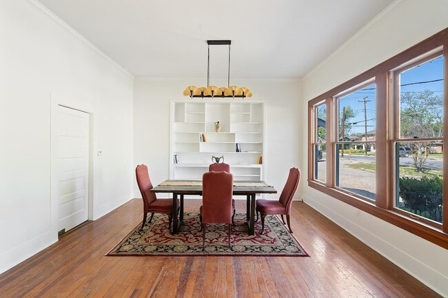 Building Photo - 603 E Losoya St