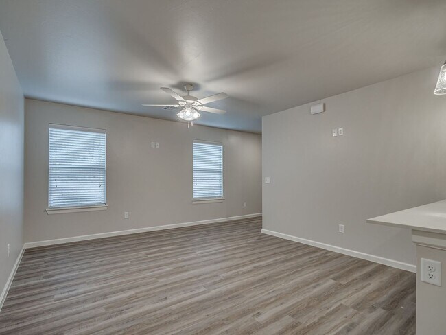 Building Photo - 4 Bedroom 2 Bath Duplex in Oakdale Schools...