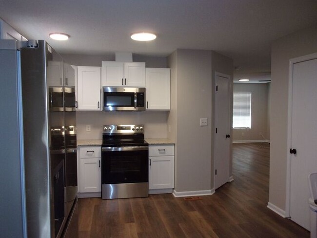 Building Photo - Beautifully Renovated 3 Bedroom 2 Bath Hom...