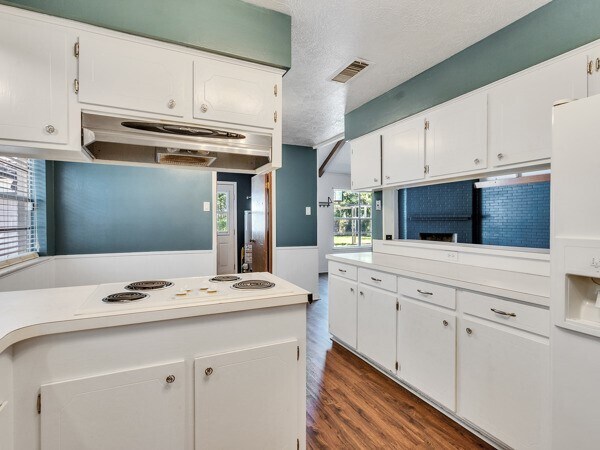 Building Photo - 1215 Briar Ln