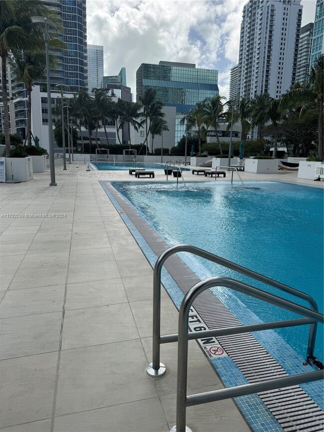 Building Photo - 950 Brickell Bay Dr