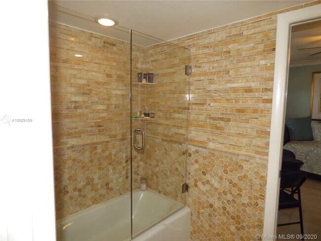 Building Photo - 1523 E Hillsboro Blvd