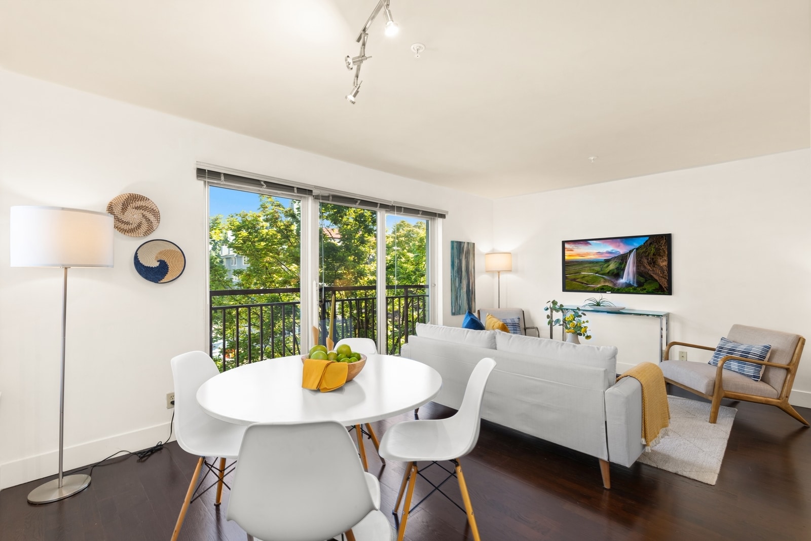 Dining area - 1711 E Olive Way