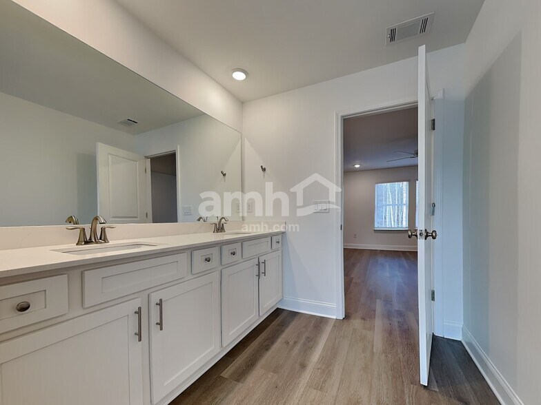 Building Photo - 394 Pointe Dr