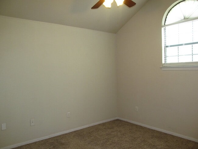 Building Photo - LARGE 4 BEDROOM NEAR LAKE