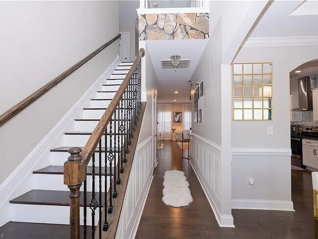 Building Photo - Lease to Own