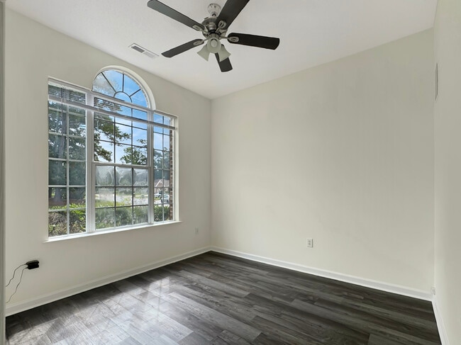Building Photo - 4333 Oakwood Cir