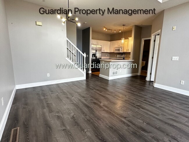 Building Photo - Maple Grove 2 Bedroom Town Home, 2 Car Gar...