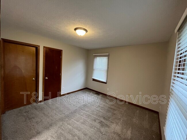 Building Photo - 751 N Rangeline Rd