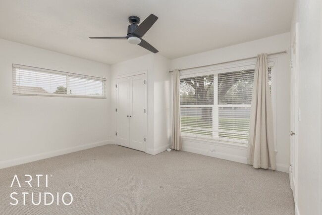 Building Photo - Newly Renovated 3 Bedroom, 2 Bathroom Home...