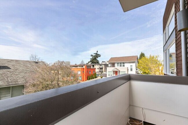 Building Photo - Stunning Modern Air-Conditioned in Coveted...