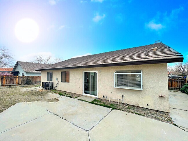 Building Photo - 2826 San Ramon Dr