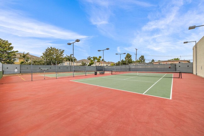 Building Photo - Large townhome in Huntington Beach!