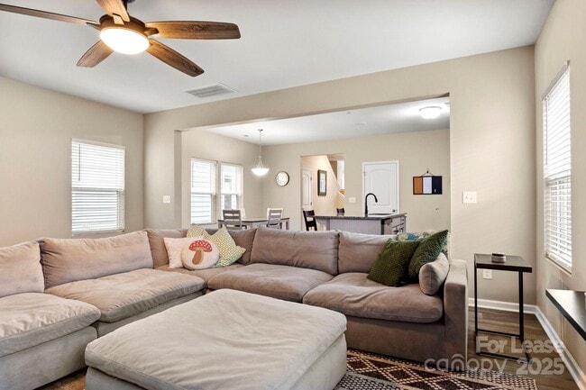 Building Photo - 467 Switch St