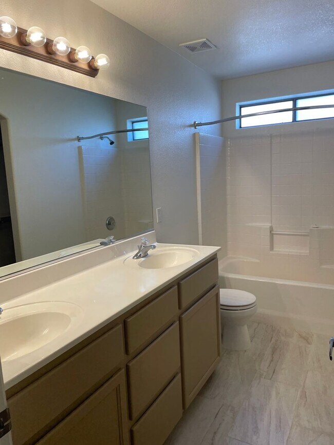 Building Photo - Move in ready, Call for a showing.