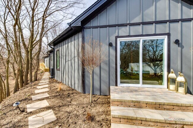 Building Photo - 19 Marina Dr