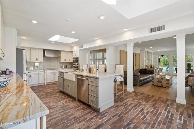 Building Photo - 6533 E Maverick Rd