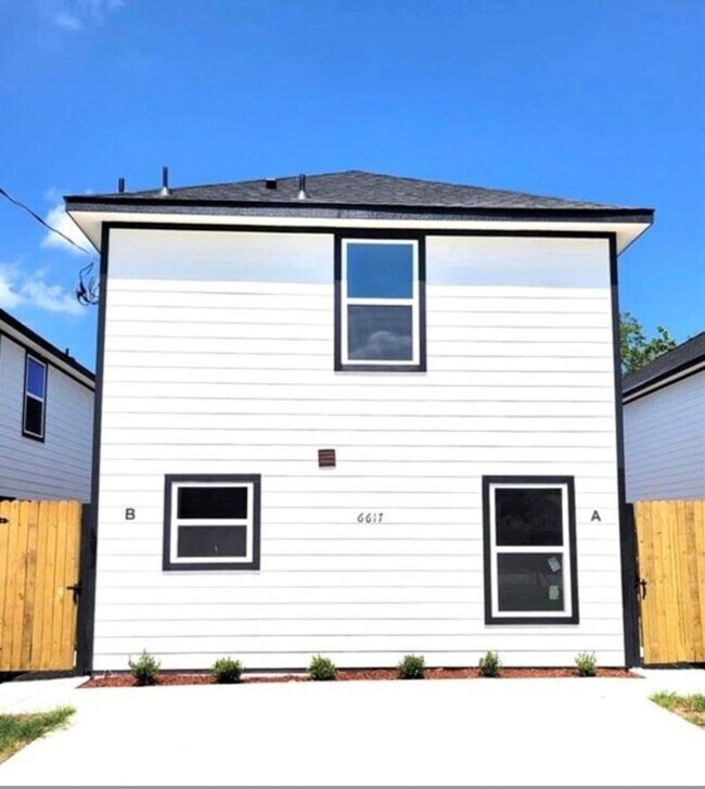 Building Photo - For Lease | 3 Bed, 2 Bath | 1,106 Sq Ft | East Way Manor |