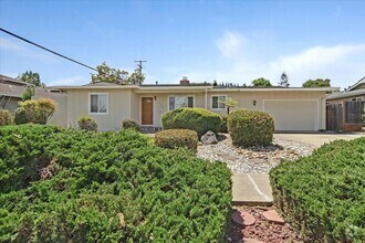 Building Photo - Great Location 3BD Home with Wood Floors &...