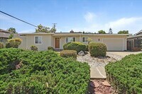 Building Photo - Great Location 3BD Home with Wood Floors &...
