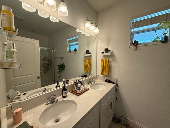 Building Photo - Beautiful 3 bedroom home near Downtown St ...