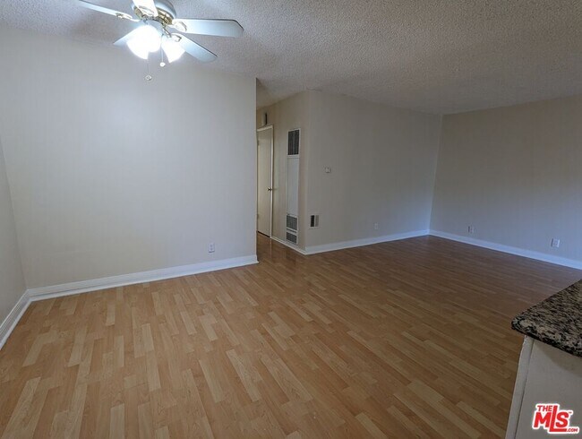 Building Photo - 633 N Sweetzer Ave