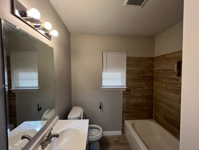 Building Photo - 1110 Falcon Dr