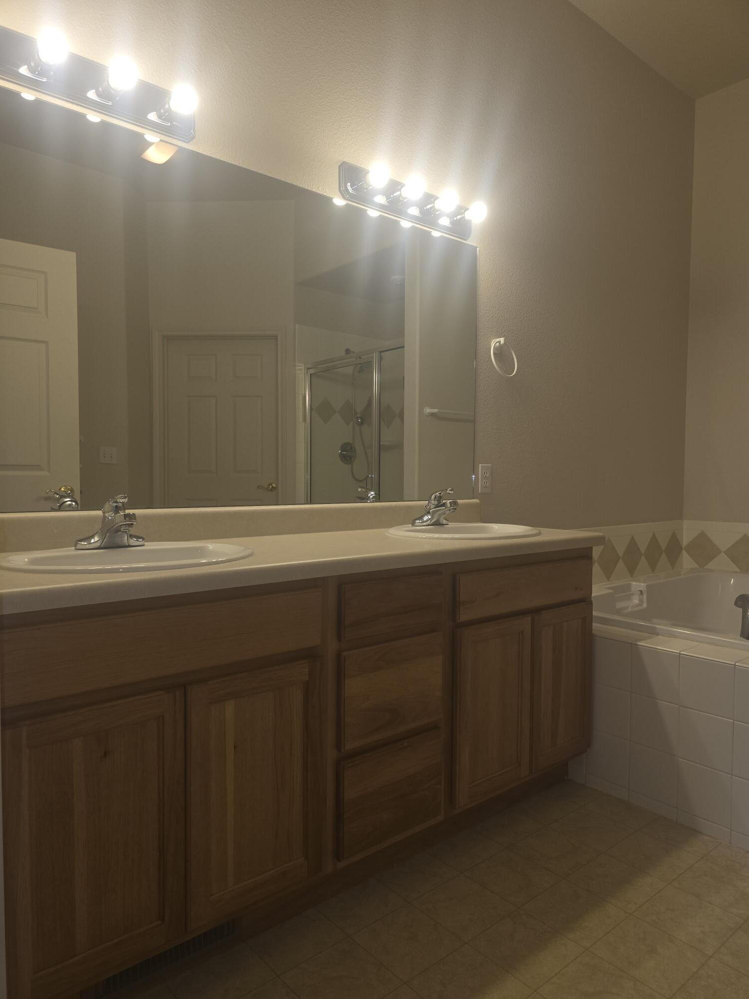 Building Photo - 772 Glen Ct