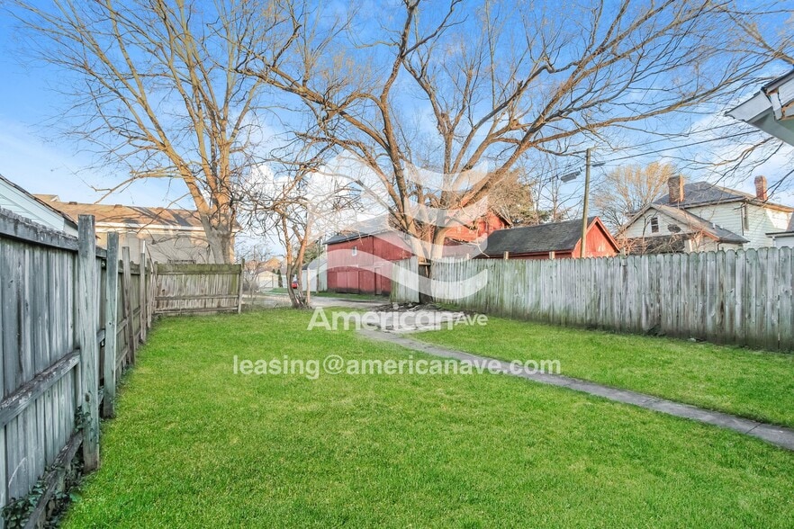 Building Photo - 2420 Freeman Ave