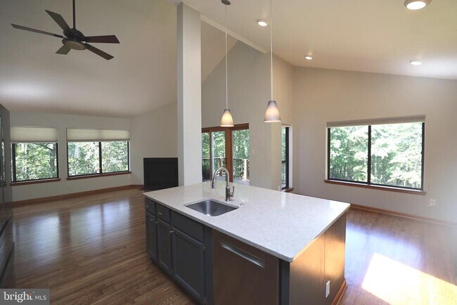 Building Photo - 39368 Longhill Ln