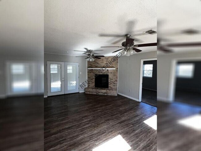 Building Photo - 404 Live Oak Dr