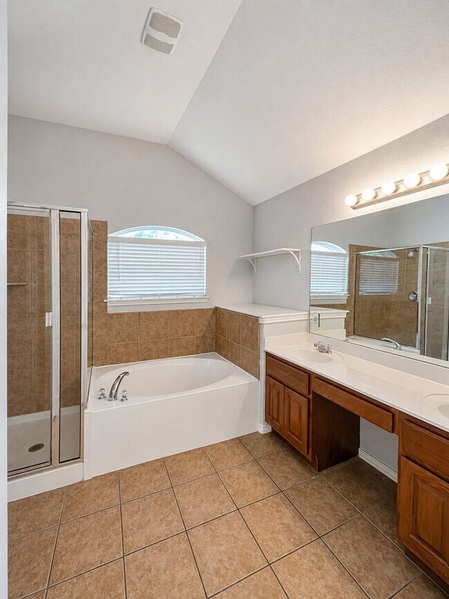 Building Photo - Spacious 4-bedroom, 3-bath home offering approximately 2,840 square feet in the gated Lakeside at...