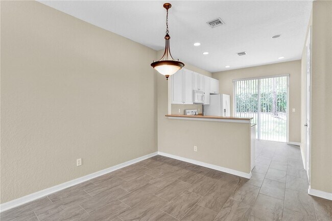 Building Photo - 9943 E Villa Cir