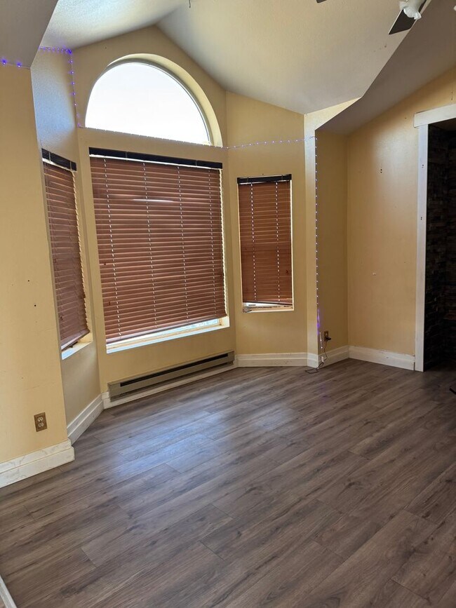 Building Photo - 660 Thistle Dr