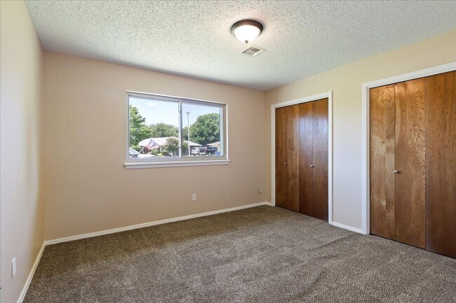 Building Photo - 2102 Canary Ave