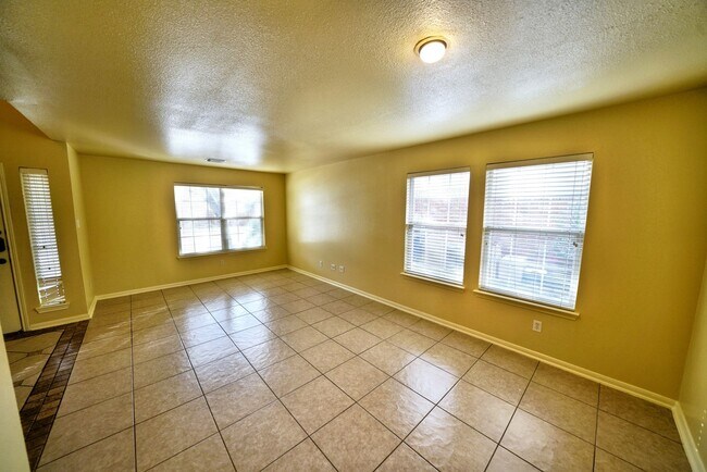 Building Photo - Beautiful Rental now available in Thistle Creek (Schertz) - 5 Bedrooms! Realtor Commission: $750