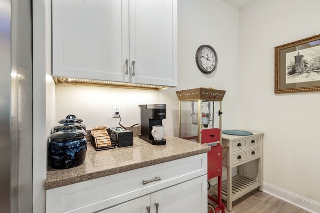 Building Photo - 10 Armand Beach Dr