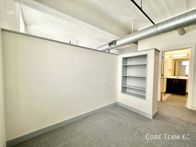 Building Photo - 1 Bed + Den Condo + Garage Parking For Ren...